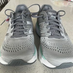 New Balance Women’s 860v10 size 9 wide NWT